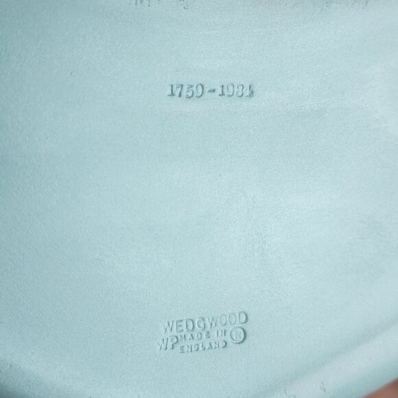 Wedgwood Jasperware Heart-Shaped Trinket Box with Lid in Sage Green - Vintage - Picture 5 of 7